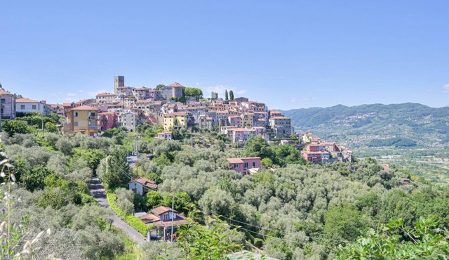 A comfortable 50 sqm apartment, perfect for two people, located on the ground floor of a period building.The property is located in Vezzano Ligure, a historic and scenic village in the province of La Spezia, ideal for those seeking a quiet yet convenient