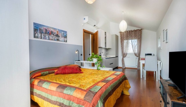 A comfortable and bright 40 sq m studio apartment, perfect for two people, located on the first floor of a small villa (no elevator).The property is located in an extremely quiet area surrounded by greenery, with a cycle path nearby. Guests can easily re