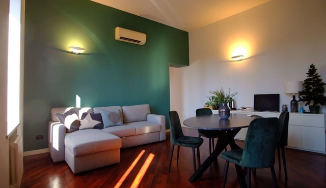 A comfortable flat of 50sqm, ideal for four people, located on the third floor of a building without an elevator (access via stairs).The property is situated in the historic center, within the restricted traffic zone, just steps away from the Cathedral &