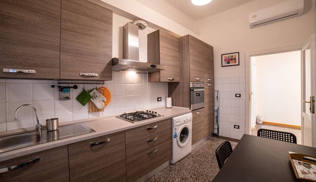 Across the Arno River, air-conditioned and a stone's throw from downtown!