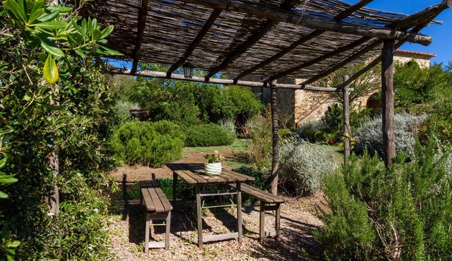 Agriturismo Il Cortile with Pool, Wi-Fi & Garden