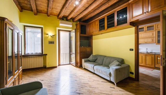 Ampio appartamento con due bagni e due balconi a due passi da Castelvecchio