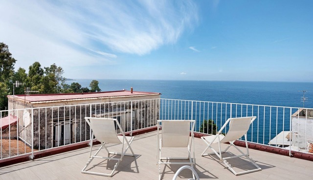 Apartment 'Blue Room' with Sea View, Wi-Fi and Air Conditioning