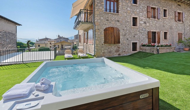 Apartment 'Ca' Due Cuori' with Lake View, Wi-Fi and Air Conditioning