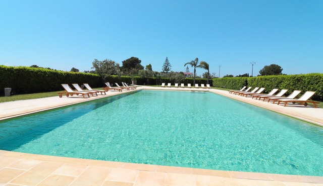 Apartment 'Casa Vacanza Primitivo di Manduria' near the beach with shared pool and Wi-Fi
