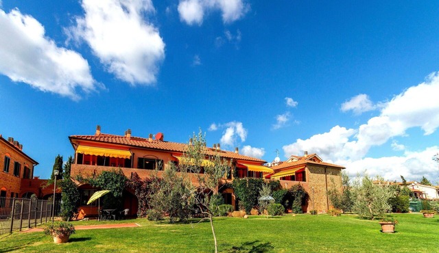 Apartment with A/C, pool, WIFI, TV, veranda, pets allowed, panoramic view, close to San Gimignano