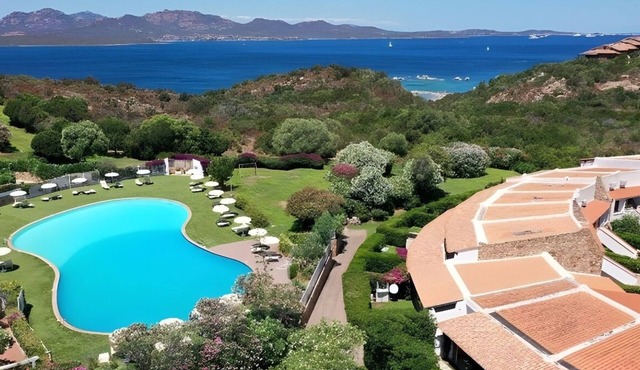 Apartment with pool and direct beach access.