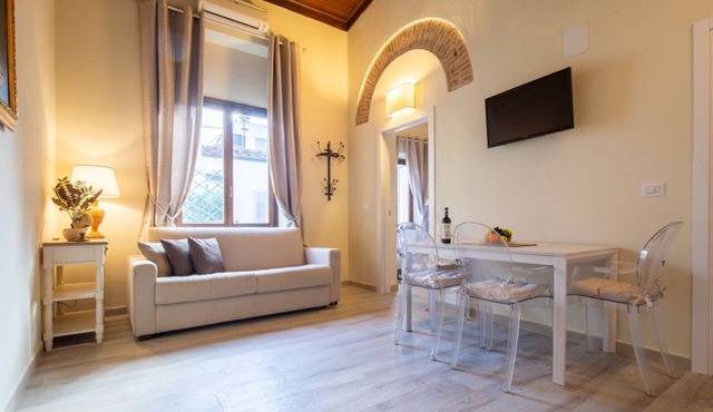 Arnolfo Elegant Apartment in via dei Calzaiuoli in Florence by Mmega