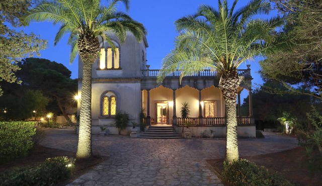 AUGUST LAST-MINUTE OFFER - Luxury Historic Liberty Villa with Private Pool & Park for 16 Guests