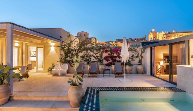 Aurispa - Amazig apartment with minipool on the terrace in the historical center of Noto, Sicily