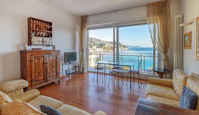 Beach front apartment in Rapallo with WiFi