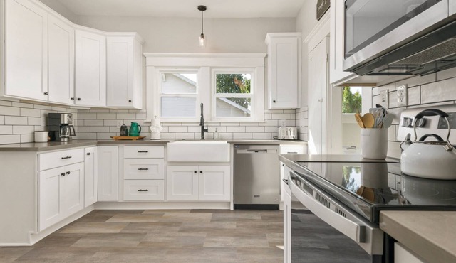 Beautiful and Bright w/ Central Location, Pet Friendly, New Furnishing and Décor, Walk to Park in Gresham