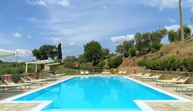 Beautiful apartment in villa for 2 people with WIFI, pool, TV and patio, close to San Gimignano
