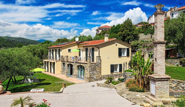 Beautiful apartment in villa for 4 people with A/C, WIFI, TV, patio and pets allowed