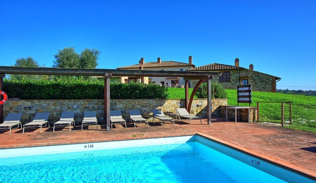 Beautiful apartment for 4 guests with A/C, pool, TV and panoramic view, close to Siena