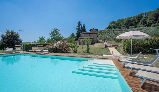 Beautiful apartment in villa with pool, A/C, WIFI, TV and pets allowed, close to San Gimignano