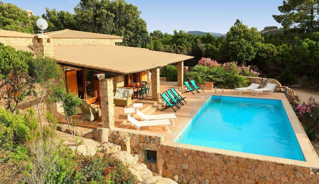 Beautiful private villa for 12 guests with WIFI, private pool, TV and pets allowed