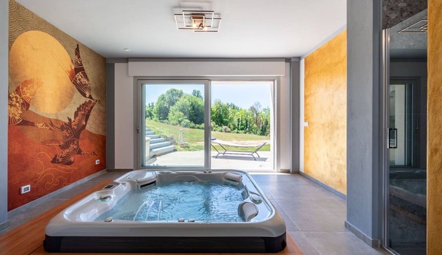 Beautiful private villa for 8 people with hot tub, A/C, WIFI, TV, terrace and panoramic view