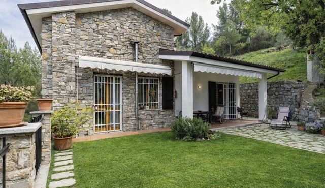 Beautiful private villa for 5 guests with WIFI, patio, pets allowed and panoramic view