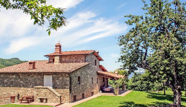Beautiful villa for 12 people with private pool, WIFI, TV, balcony, pets allowed and panoramic .