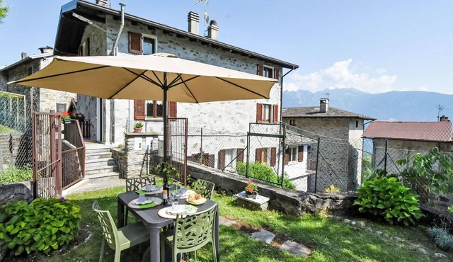 Beautiful villa for 7 people with WIFI, TV, balcony and pets allowed in Caspano