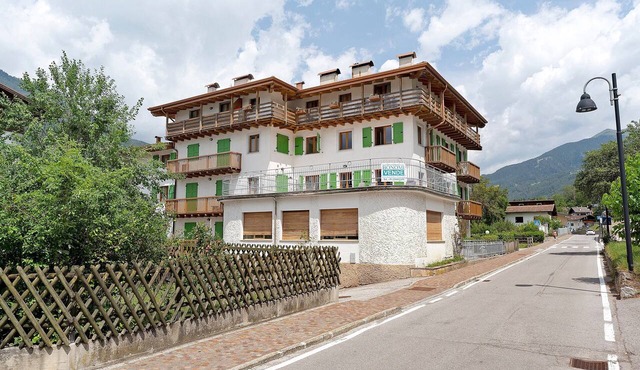 Bocenago Duplex Apartment with Mountain View, Private Terrace and Wi-Fi