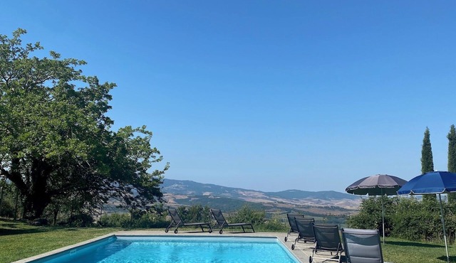 Breathtaking sunsets from a peaceful farmhouse with swimming pool in Val d'Orcia