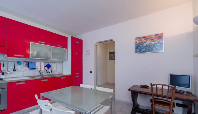 bright one bedroom apartment close to the sea