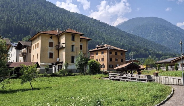 Ca' Mocc Apartment with Fenced Garden and Mountain View in Val Rendena