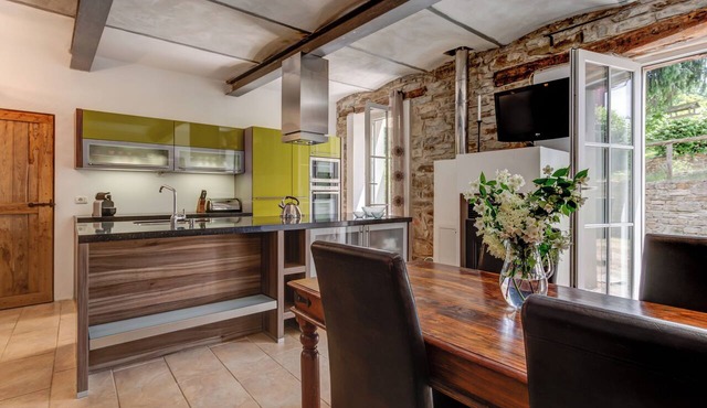 Casa Coniglio, Cascine Crema: Modern apartment, large pool, pool house, billiards.