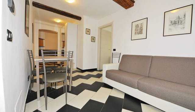 Casa Costa Serena, one step away from train station and cruise ships and Aquarium