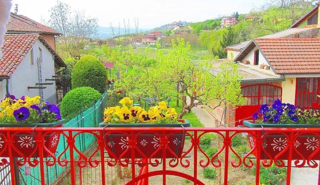 Casa Menestrello A: A welcoming studio apartment situated in the Roero area of Piedmont, with Free WI-FI.