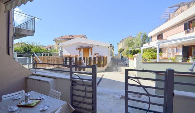 Casa Pesca D: A welcoming townhouse situated at a few steps from a sandy beach, with Free WI-FI.