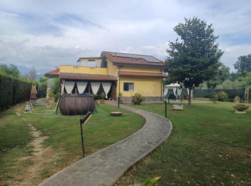Charme rustico con ampio giardino e piscina con due camere