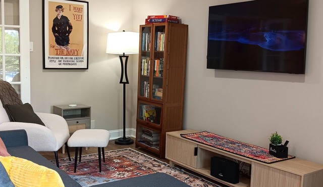 Charming 3-bed/2-bath apartment with AC, WiFi, near Washington DC & Seneca Park in Gaithersburg