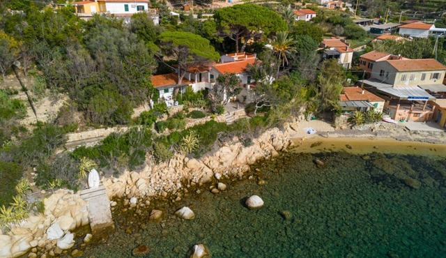 Charming apartment Ostrica seafront with view and private access directly to Forno beach