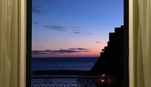 Charming historical 4 guests apartment stunning sea view free wi- fi parking