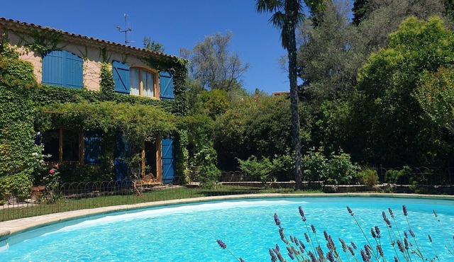 Charming Provencal house with enclosed garden and swimming pool in Châteauneuf-Grasse