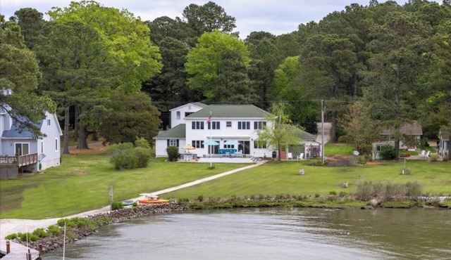 Charming, waterfront 3-bedroom house in lovely Cambridge with AC, WiFi in Cambridge