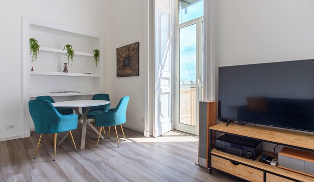Chic and Spacious Just few Steps fm the Seafront & Famous Piazza del Plebiscito