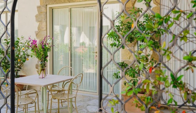 Chicco - Modern Two-Bedroom in a Green Courtyard