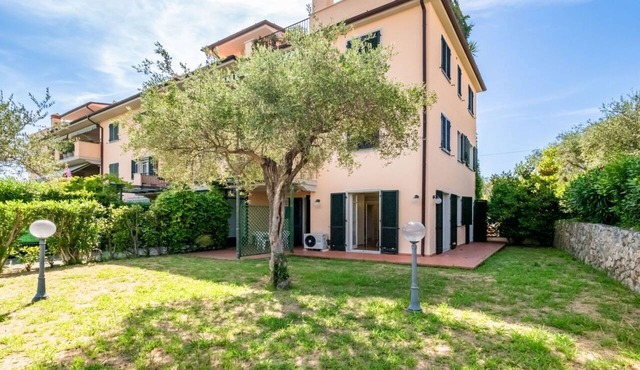 Comfortable and spacious 70 m2 apartment with swimming pool that can accommodate up to 4 people located on the ground floor of a residence. The property is located in Solaro di Lerici about 9 minutes by car from the Baia Blu beach and about 6 from the ce