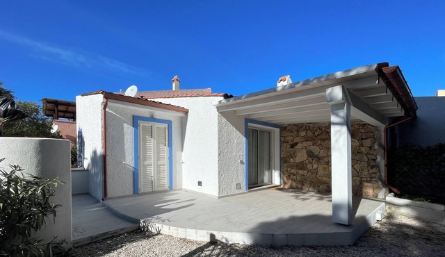 Completely renovated house with garden surrounded by pine forest, facing the sea