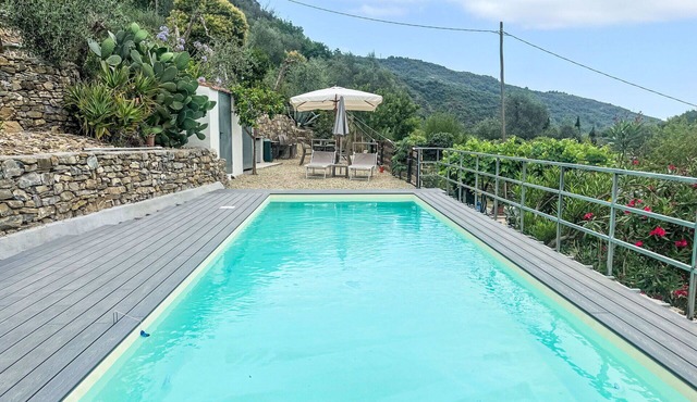 Cosy apartment for 5 people with WIFI, pool, TV, patio and pets allowed