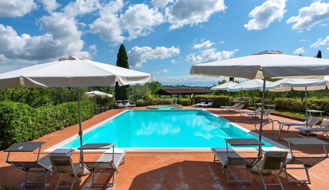 Cosy apartment with pool, WIFI, A/C, TV, veranda and panoramic view, close to San Gimignano