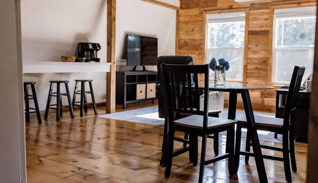 Cozy 1-bedroom apartment with WiFi, parking, and keyboard in a peaceful setting. in Gresham