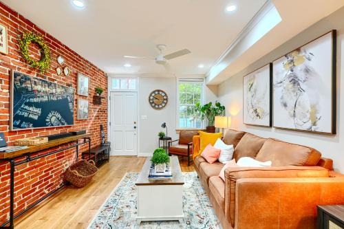 Cozy FedHill Gem plus Parking and Walk to Harbor and Stadiums in Baltimore