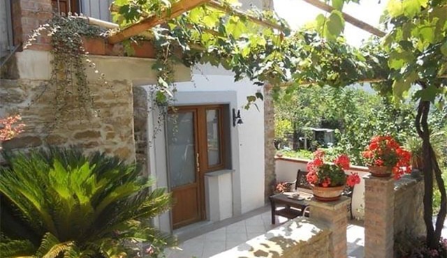 Cozy studio apartment in rural house with garden 5 km from the sea