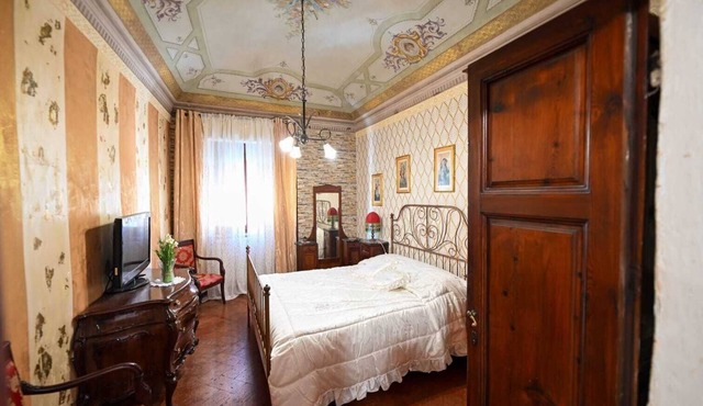 Degas Caprona. Single rooms, double rooms. Price 90€ per room.