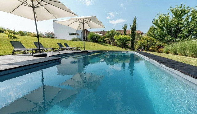 Double-house with pool among Barolo vineyards
